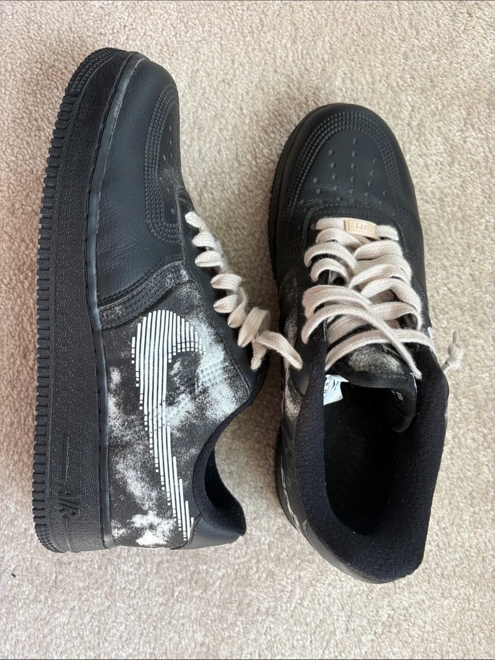 Nike Men’s Black Sneakers with White Swoosh and Cream Laces